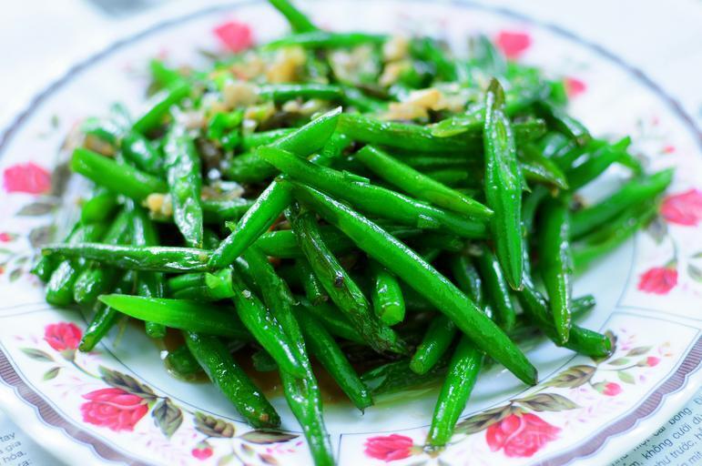 close up photo of green beans on a plate